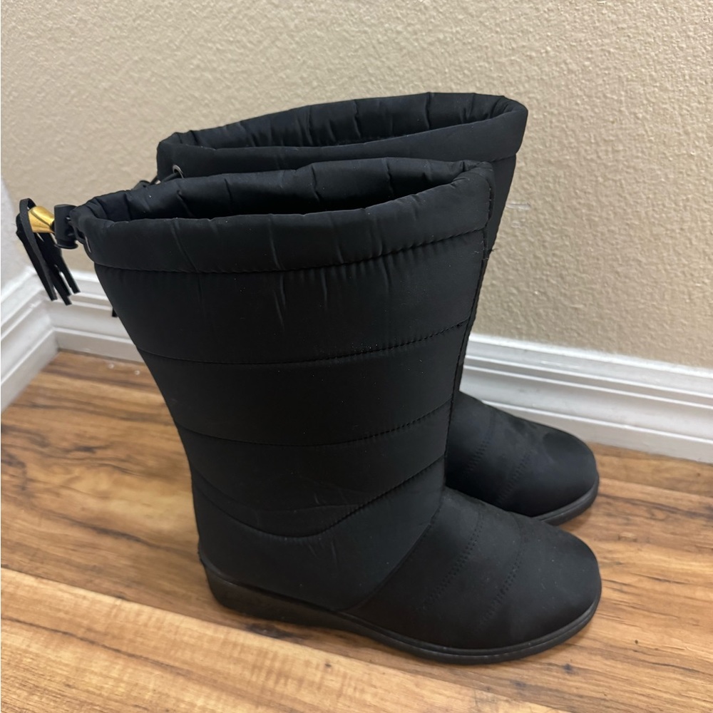 Fashion snow boots never worn! Size 8